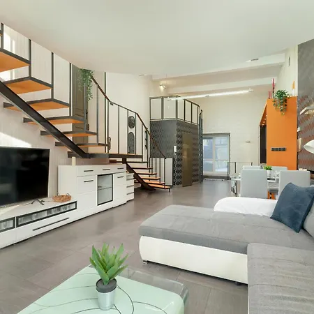 Przyszlosci Z Dwiema Sypialniami W Krakowie By Renters * Krakow