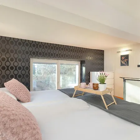Przyszlosci Z Dwiema Sypialniami W Krakowie By Renters Apartment
